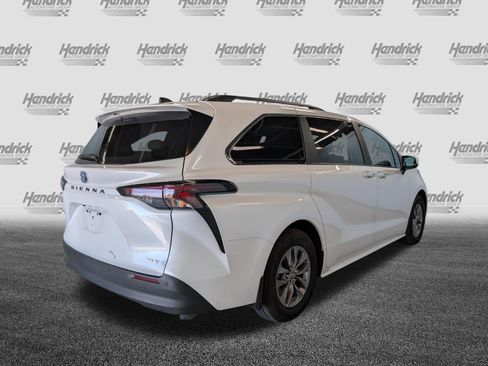 Certified 2025 Toyota Sienna XLE FWD image 9