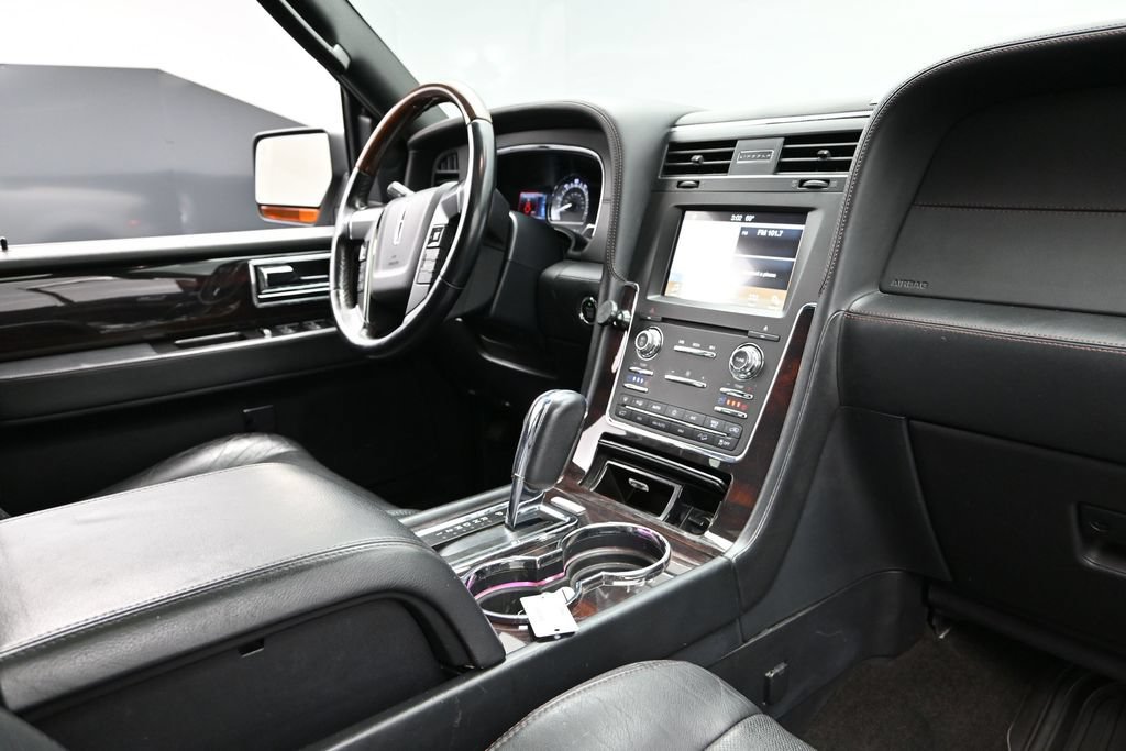 Used 2016 Lincoln Navigator Reserve AWD/4WD image 12