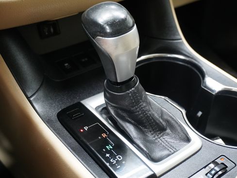 Used 2015 Toyota Highlander Limited image 24