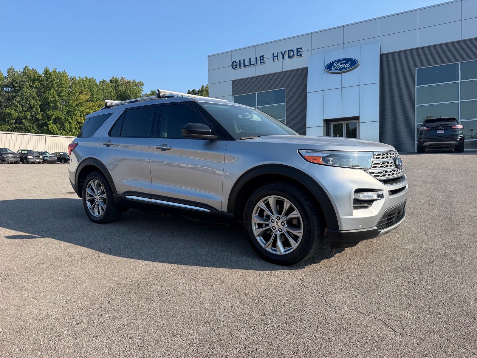 Used 2022 Ford Explorer Limited AWD/4WD image 2