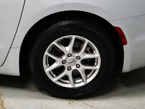 Used 2024 Chrysler Pacifica Touring-L FWD image 18