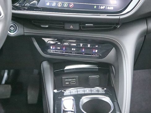 Used 2023 Buick Envision Avenir image 32