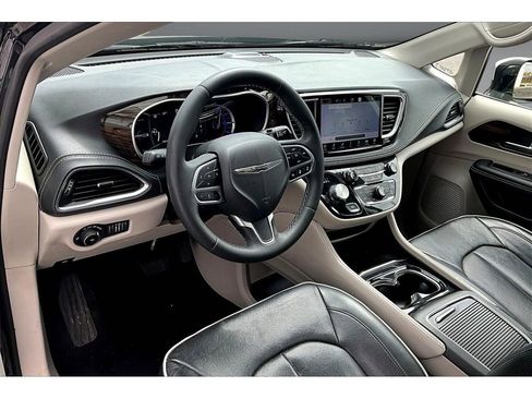 Used 2023 Chrysler Pacifica Limited FWD image 14