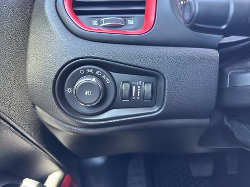 Used 2018 Jeep Renegade Trailhawk AWD/4WD image 28