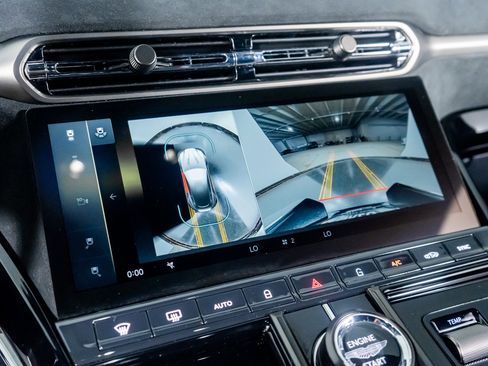 Used 2025 Aston Martin V8 Vantage Coupe image 13