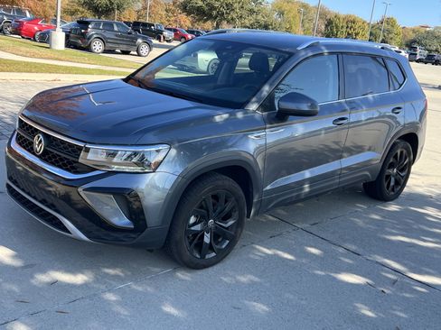 Certified 2022 Volkswagen Taos SE w/ IQ.Drive SE Package image 5