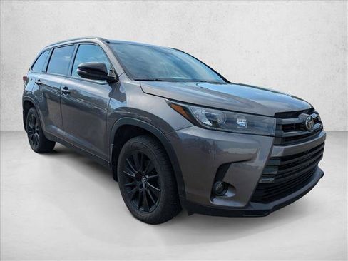 Used 2019 Toyota Highlander SE w/ Nightshade Edition AWD/4WD image 3