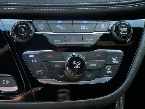 New 2026 Chrysler Pacifica Limited w/ S Appearance Package image 18