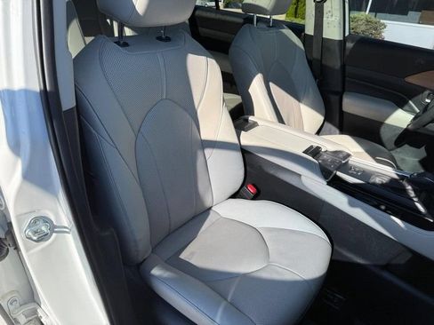 Used 2024 Toyota Grand Highlander AWD image 11