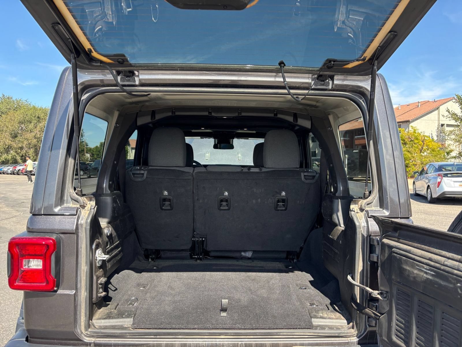 Used 2025 Jeep Wrangler Unlimited Sahara AWD/4WD image 30