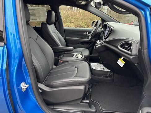 New 2026 Chrysler Pacifica Select image 32