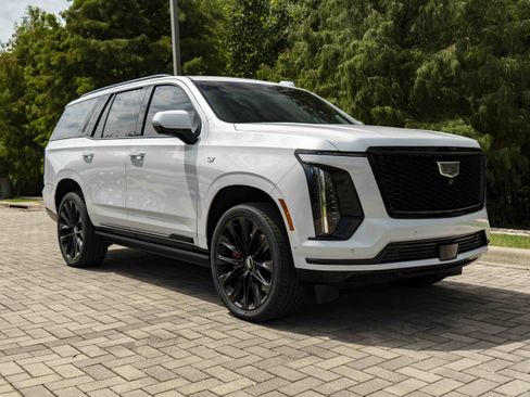 Used 2026 Cadillac Escalade Platinum Sport w/ LPO, ONYX Package AWD/4WD image 2