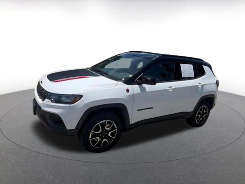 Used 2025 Jeep Compass Trailhawk AWD/4WD image 8