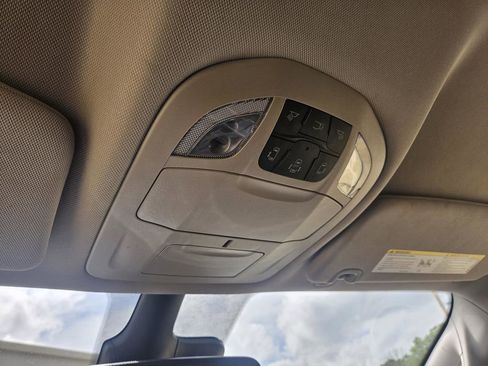 Used 2024 Chrysler Pacifica Limited FWD image 19