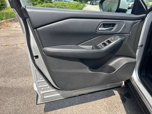 Used 2025 Nissan Rogue SV FWD image 10