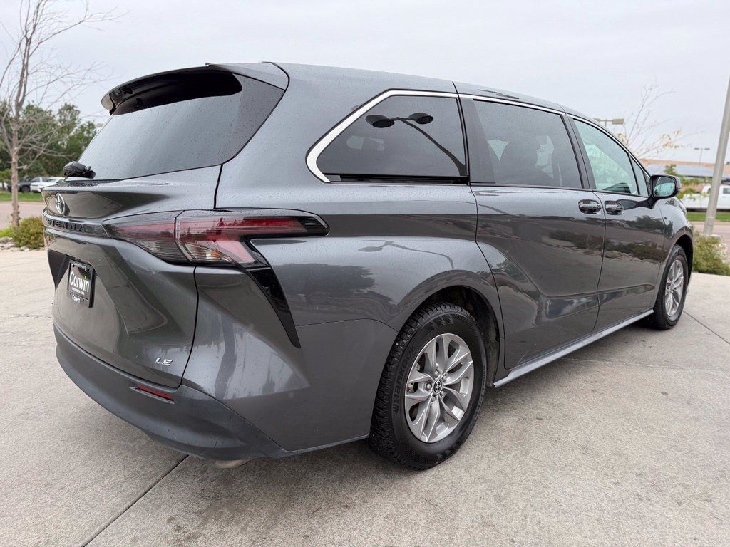 Used 2025 Toyota Sienna LE AWD/4WD image 8