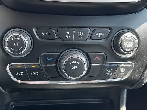 Used 2019 Jeep Cherokee Latitude w/ Popular Appearance Group FWD image 15