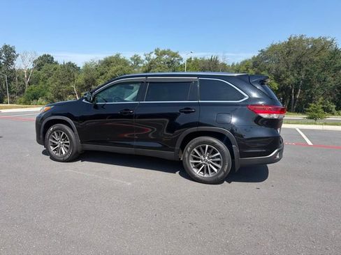 Used 2019 Toyota Highlander XLE AWD/4WD image 4