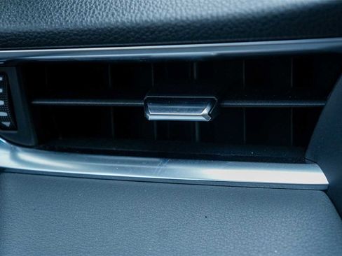 Used 2024 Toyota Venza XLE image 28