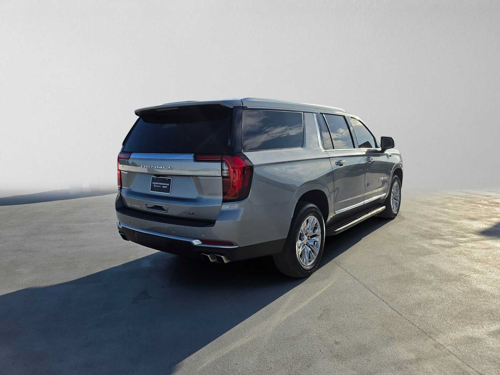 Used 2025 GMC Yukon XL Denali AWD/4WD image 3