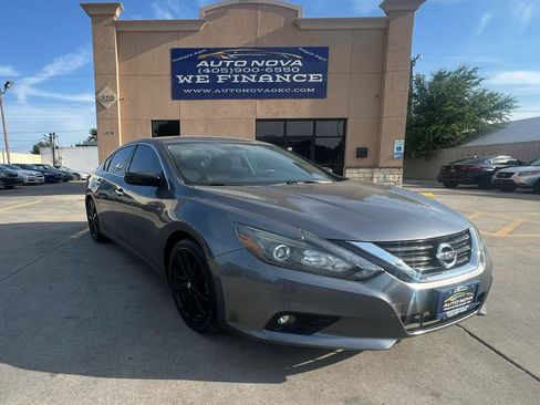 Used 2017 Nissan Altima 2.5 SR w/ Midnight Edition Package FWD image 1