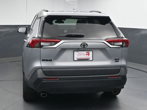 Used 2021 Toyota RAV4 XLE Premium image 7