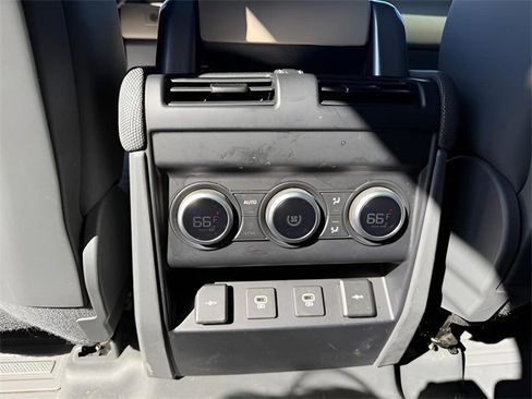 Used 2022 Land Rover Defender 110 X-Dynamic SE image 18