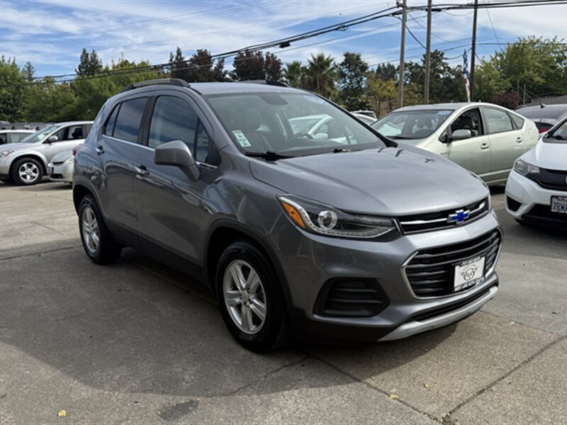 Used 2019 Chevrolet Trax LT w/ LT Convenience Package FWD image 3