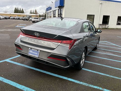 Certified 2025 Hyundai Elantra SE image 5