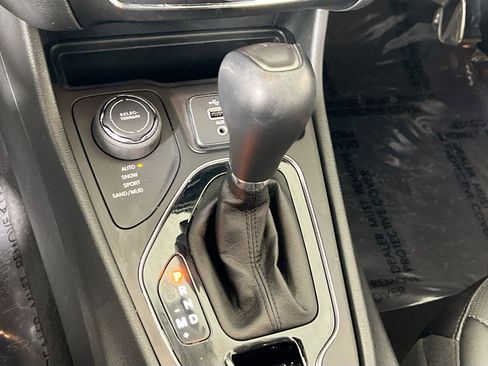 Used 2022 Jeep Cherokee Limited AWD/4WD image 16