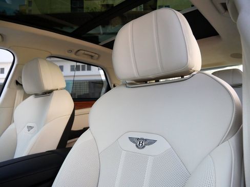 New 2025 Bentley Bentayga Plug-In Hybrid image 16