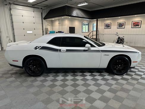Used 2016 Dodge Challenger R/T RWD image 7