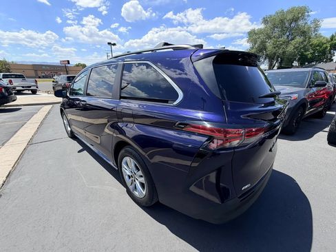 Used 2022 Toyota Sienna XLE w/ XLE Plus Package AWD/4WD image 5