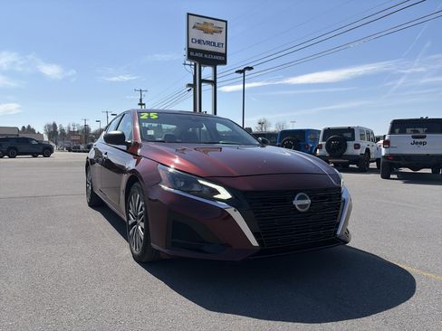 Used 2025 Nissan Altima 2.5 SV image 1