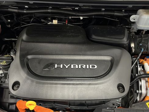 Used 2023 Chrysler Pacifica Limited w/ Uconnect Theater Family Group FWD image 38