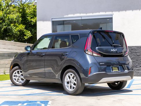 Used 2025 Kia Soul LX w/ LX Technology Package FWD image 11