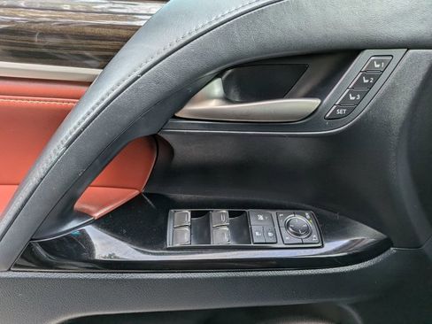 Used 2021 Lexus LX 570 4WD w/ Luxury Package image 15