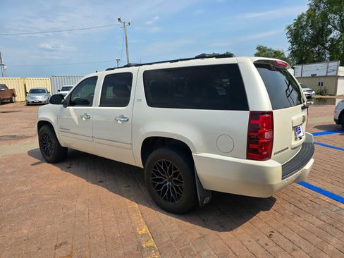 Used 2014 Chevrolet Suburban LTZ image 6