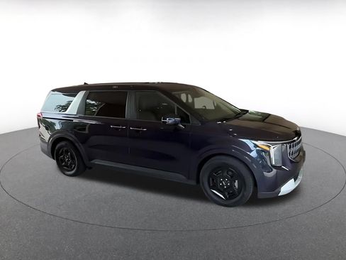 Used 2026 Kia Carnival FWD image 2