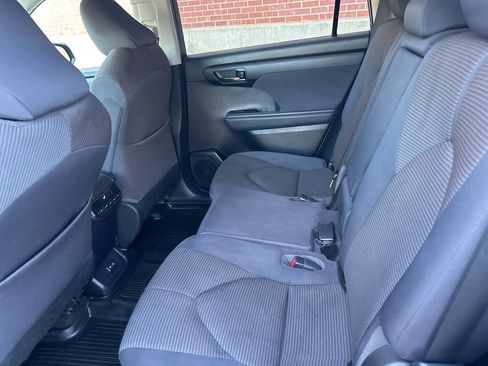 Used 2022 Toyota Highlander LE image 7