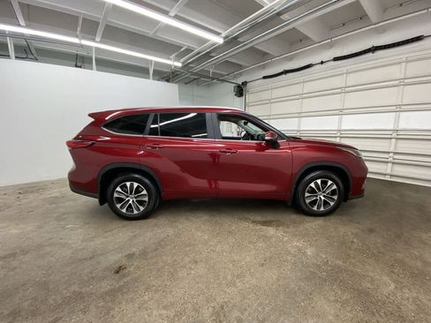 Used 2023 Toyota Highlander XLE image 7