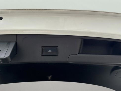 Used 2020 Volkswagen Atlas Cross Sport SE w/ Panoramic Sunroof Package image 25