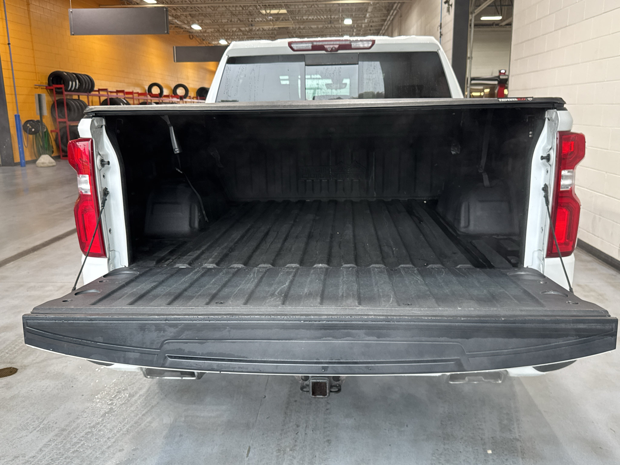 Used 2020 Chevrolet Silverado 1500 High Country w/ Technology Package AWD/4WD image 23