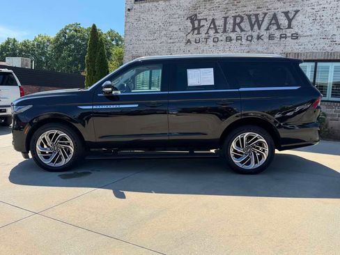 Used 2025 Lincoln Navigator Reserve AWD/4WD image 10