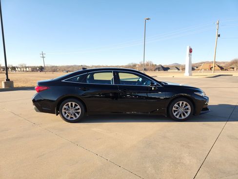Used 2019 Toyota Avalon XLE image 7