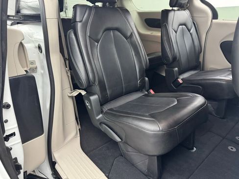 Used 2023 Chrysler Pacifica Touring-L FWD image 37