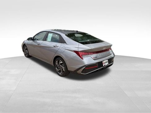 Used 2025 Hyundai Elantra SEL FWD image 8