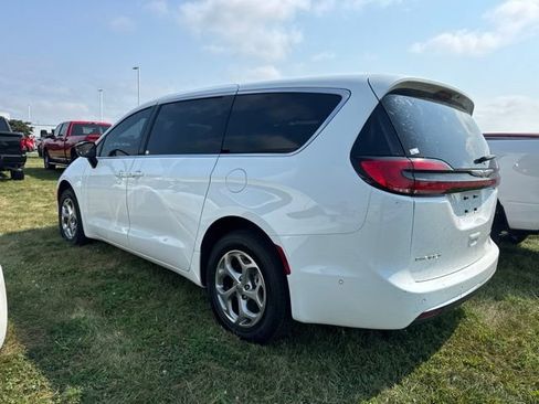 Used 2024 Chrysler Pacifica Limited AWD/4WD image 5