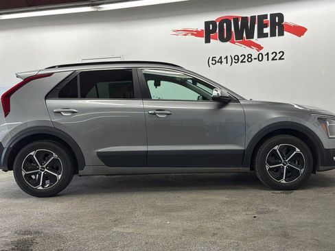 Used 2023 Kia Niro EX image 3