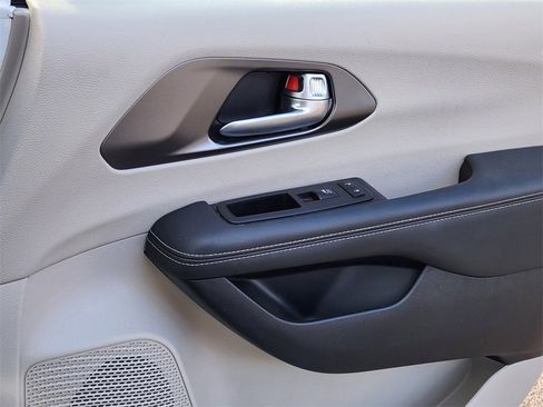 Used 2024 Chrysler Pacifica Select image 13